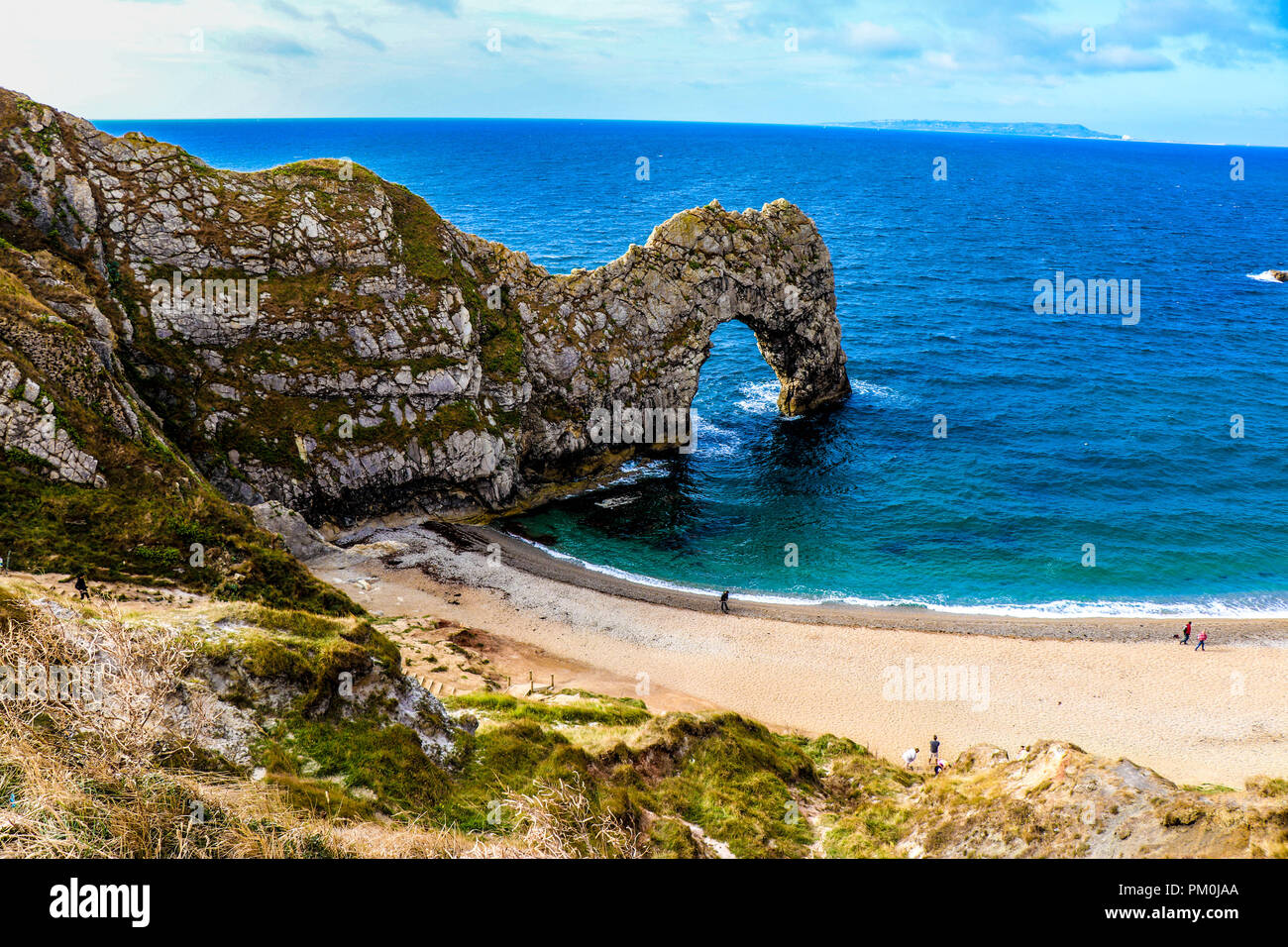 Durdle door blue sky hi-res stock photography and images - Alamy