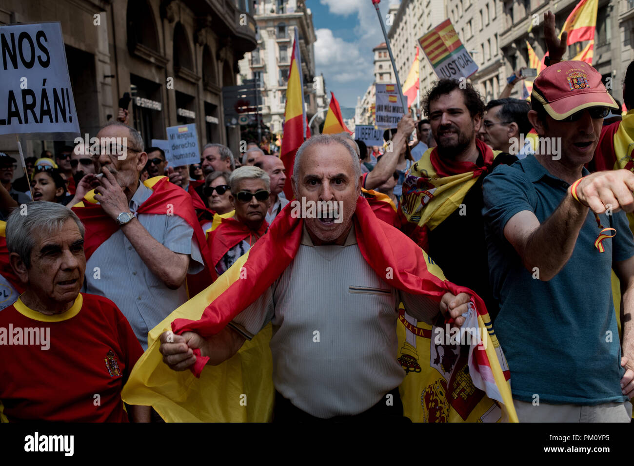 Barcelona, Spain. 16 September 2018.  Protesters called by unionist organizations shout slogans against pro-independence supporters separed from them by a securtity police cordon.  Demonstrators marched in support of the use of the Spanish language and against the Language immersion system, a technique using bilingual language education (Catalan and Spanish) in the Catalan schools. Credit:  Jordi Boixareu/Alamy Live News Stock Photo