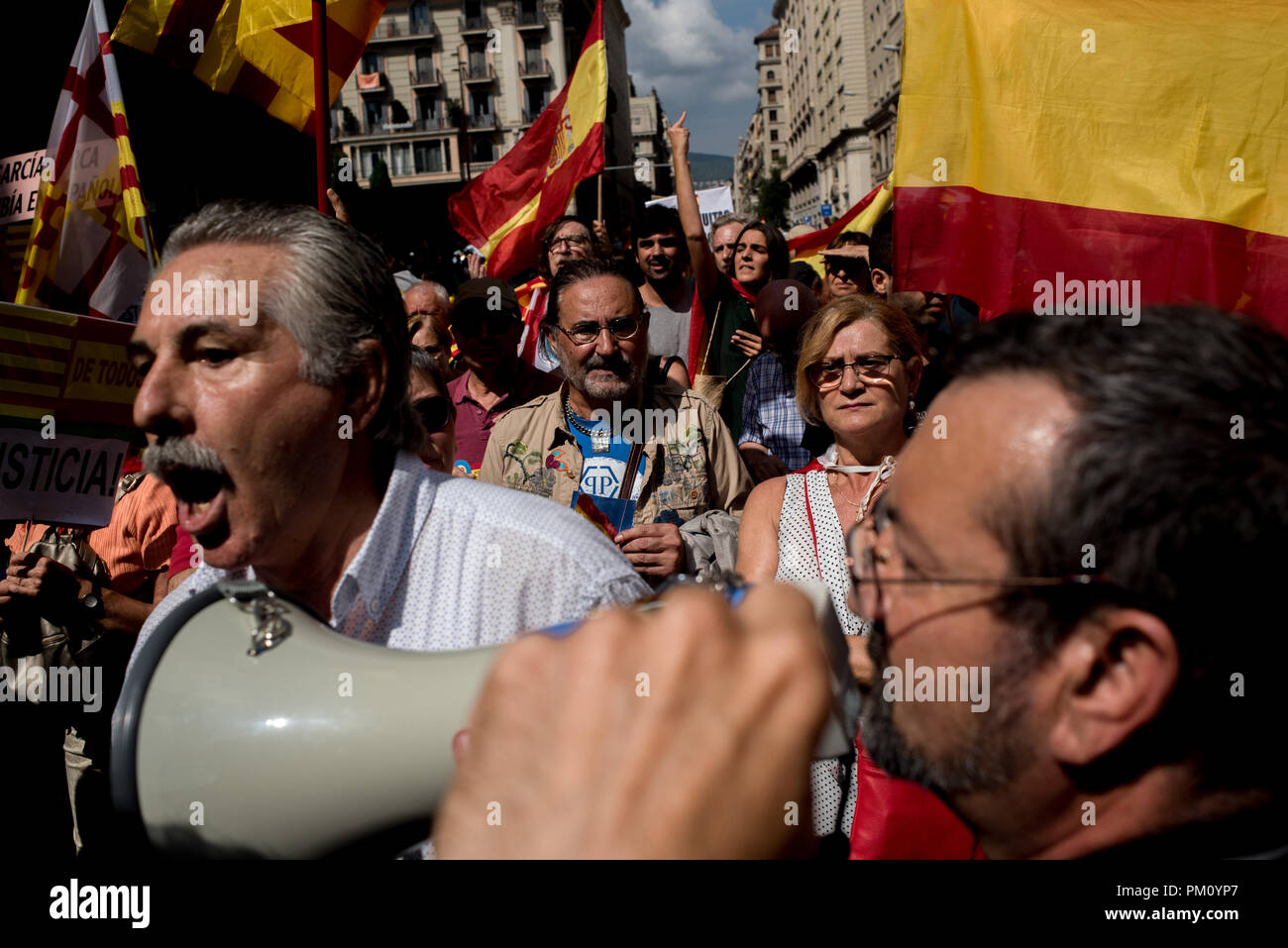Barcelona, Spain. 16 September 2018.  Protesters called by unionist organizations face pro-independence supporters separed from them by a securtity police cordon.  Demonstrators marched in support of the use of the Spanish language and against the Language immersion system, a technique using bilingual language education (Catalan and Spanish) in the Catalan schools. Credit:  Jordi Boixareu/Alamy Live News Stock Photo