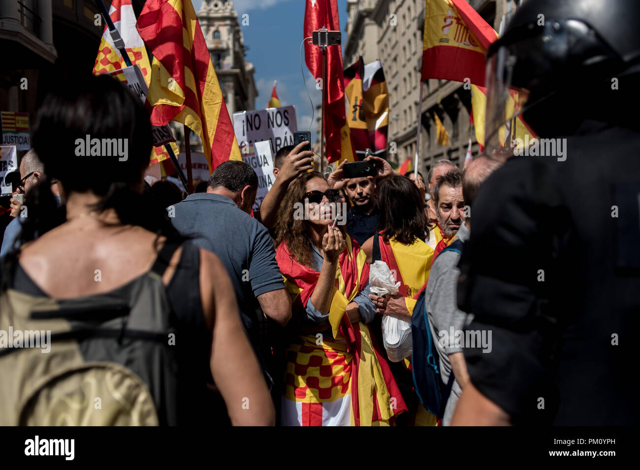 Barcelona, Spain. 16 September 2018.  Protesters called by unionist organizations face  pro-independence supporters separed from them by a securtity police cordon.  Demonstrators marched in support of the use of the Spanish language and against the Language immersion system, a technique using bilingual language education (Catalan and Spanish) in the Catalan schools. Credit:  Jordi Boixareu/Alamy Live News Stock Photo
