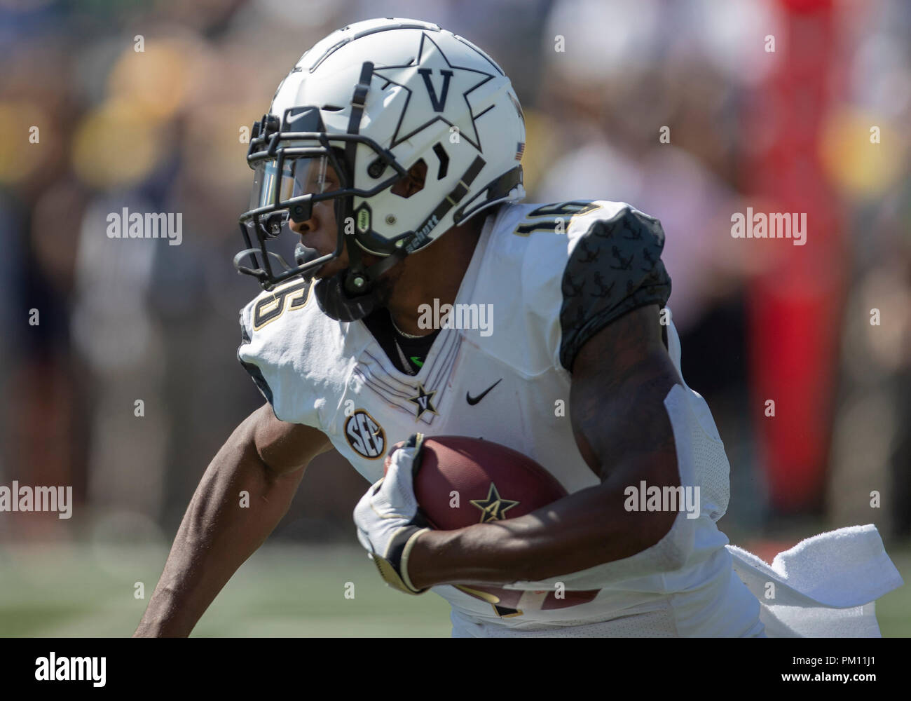 September 15, 2018: Vanderbilt wide receiver Kalija Lipscomb (16) runs with the ball during NCAA football game action between the Vanderbilt Commodores and the Notre Dame Fighting Irish at Notre Dame Stadium in South Bend, Indiana. Notre Dame defeated Vanderbilt 22-17. John Mersits/CSM. Stock Photo
