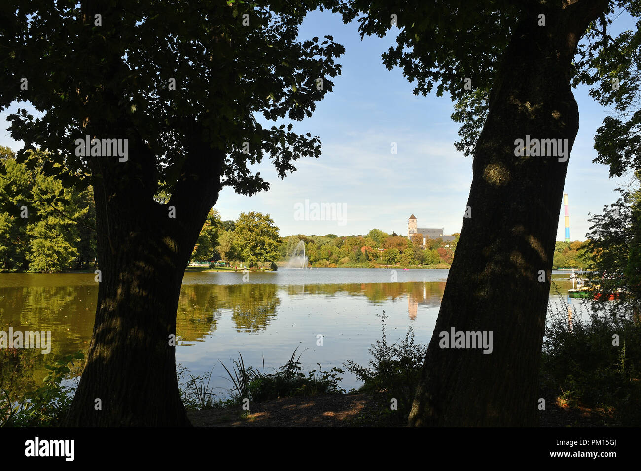 Chemnitz, Saxony. 16th Sep, 2018. View of the castle pond with castle pond island (L) in downtown Chemnitz. Fifteen members of a self-appointed 'citizens' militia' were temporarily arrested after demonstration on 14 September. They are said to have threatened and insulted seven people of different nationalities on the castle pond island. Credit: Hendrik Schmidt/dpa-Zentralbild/dpa/Alamy Live News Stock Photo