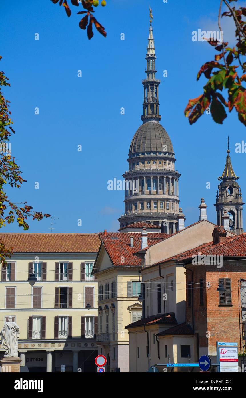 Novara, eine Stadt im Piemont, NordItalien Die Kuppel der Basilika