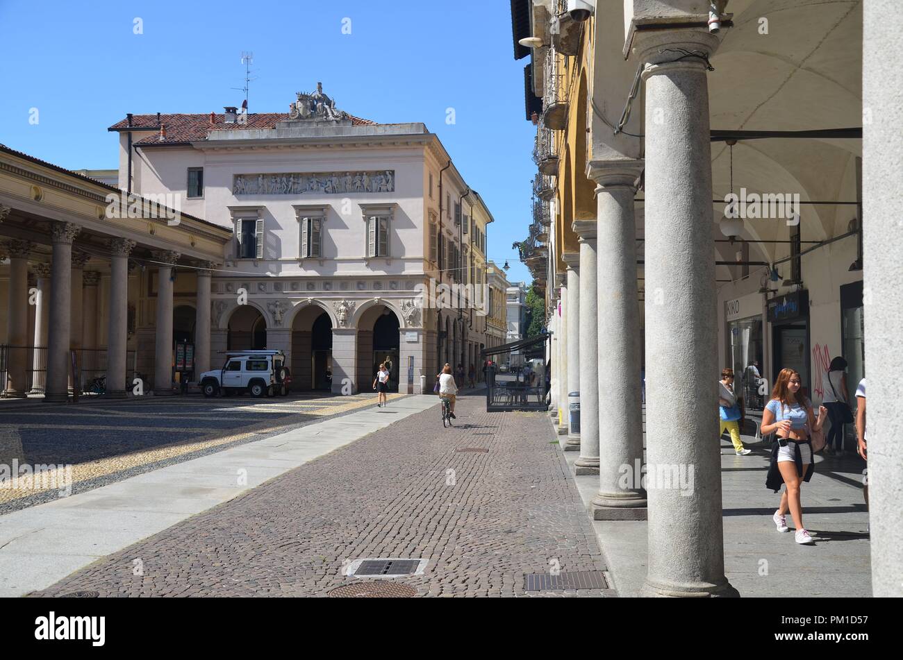 Novara, eine Stadt im Piemont, Nord-Italien: Arkaden am Domplatz Stock ...