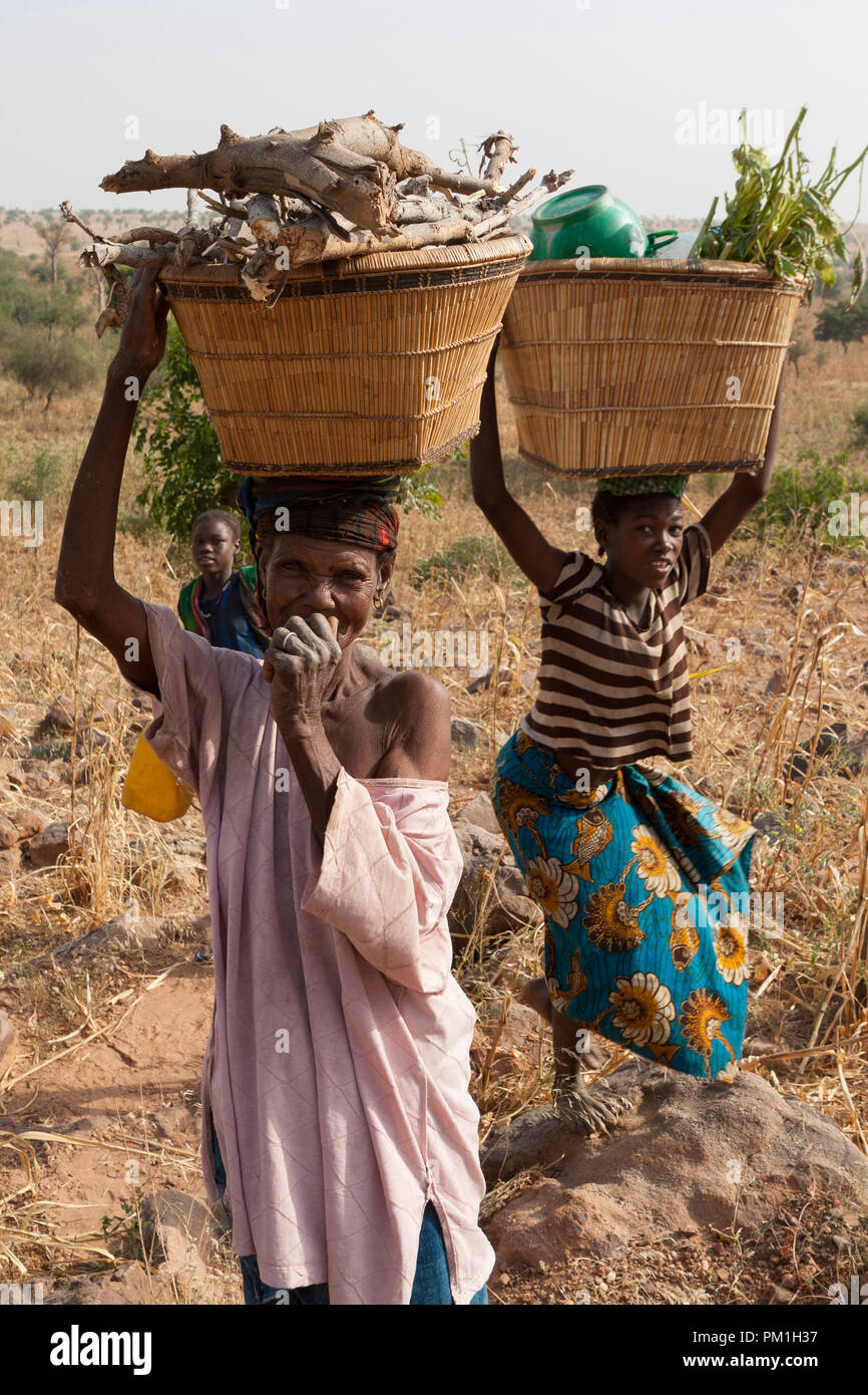 African women carrying baskets on their heads Stock Photo