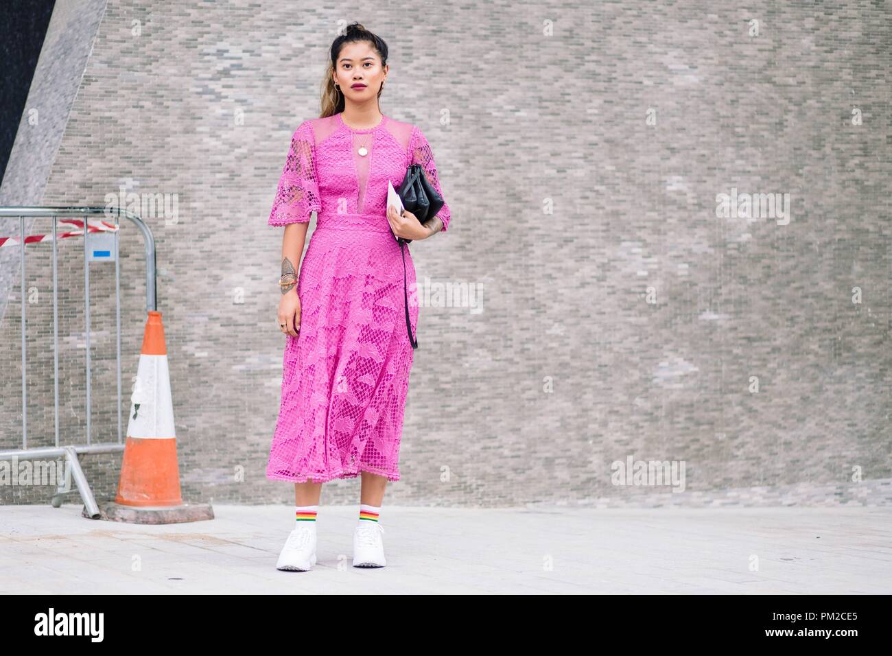 A chic showgoer posing outside the Temperley London runway show during  London Fashion Week - Sept 15, 2018 - Photo: Runway Manhattan ***For  Editorial Use Only*** | usage worldwide Stock Photo - Alamy