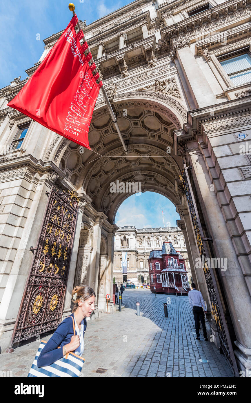 London, UK. 17th Sep 2018. Cornelia Parker’s Transitional Object (Psychobarn) at the Royal Academy of Arts. Standing at nearly 30 feet (10m), it is made from the components of a dismantled traditional American red barn and is based on the house seen in Alfred Hitchcock’s film Psycho (1960), which in turn was modelled on a painting by the American painter Edward Hopper, House by the Railroad, 1925. Credit: Guy Bell/Alamy Live News Stock Photo
