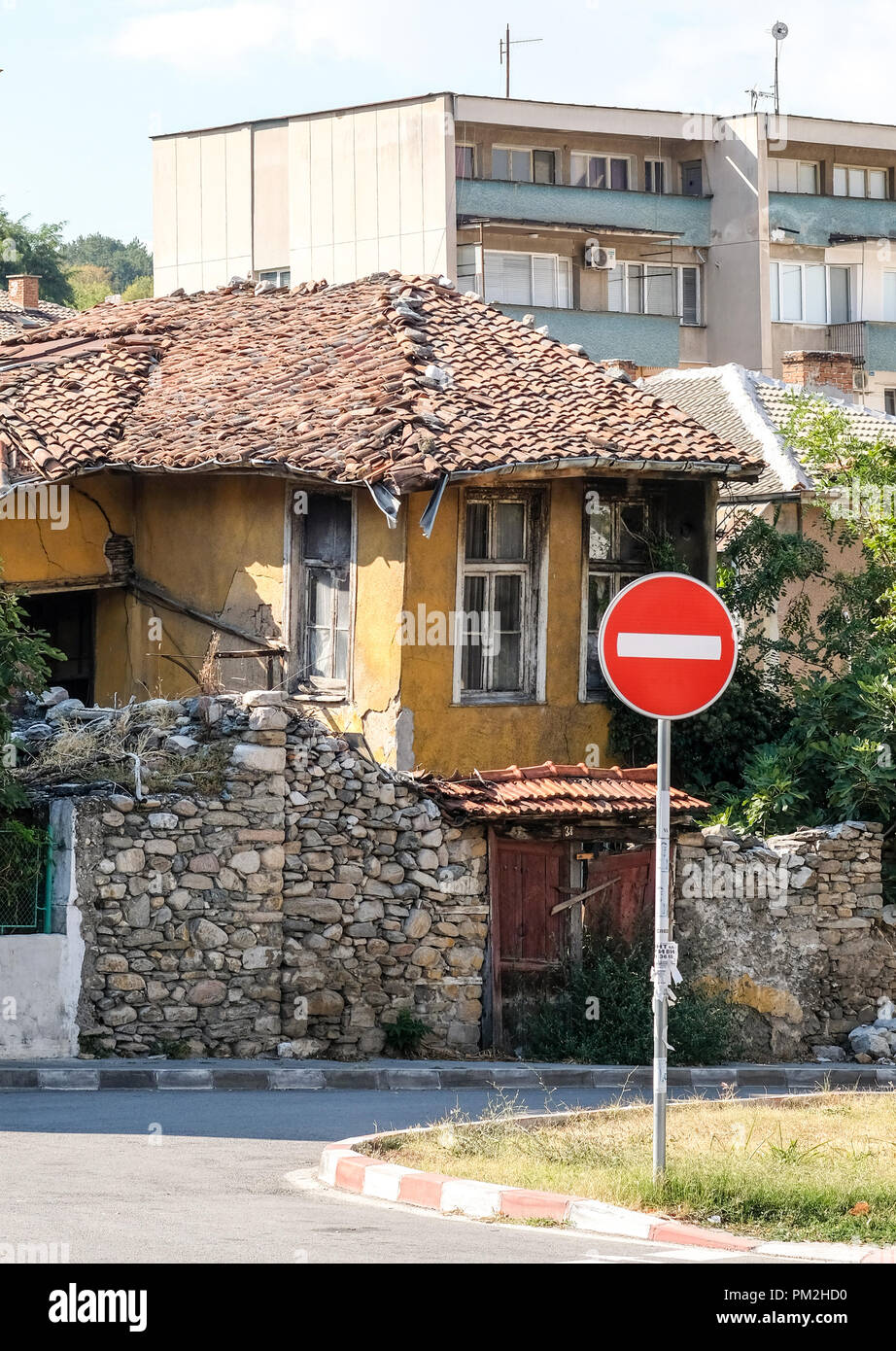 Assenowgrad, Bulgaria. 13th Sep, 2018. 13.09.2018, Bulgaria, Assenowgrad: An old dilapidated house in Assenowgrad. Nearby Plovdiv will be the European Capital of Culture in 2019. Credit: Jens Kalaene/dpa-Zentralbild/ZB/dpa/Alamy Live News Stock Photo