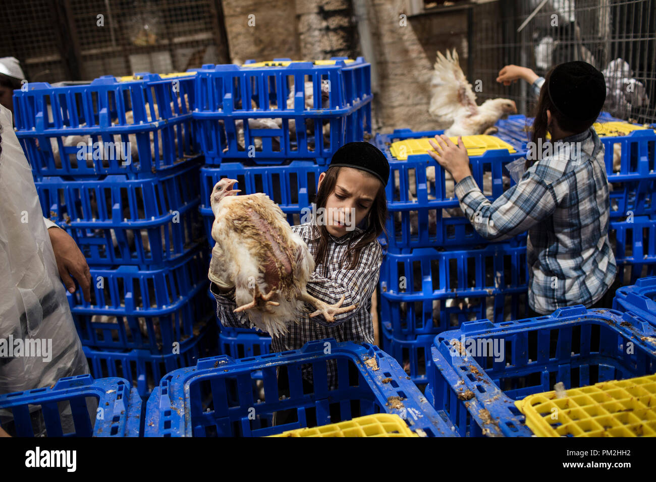 Justin Zharov porno rasmlar Hammomda kiyinish xonasi bor, u erda yalangoch ayollar bor.