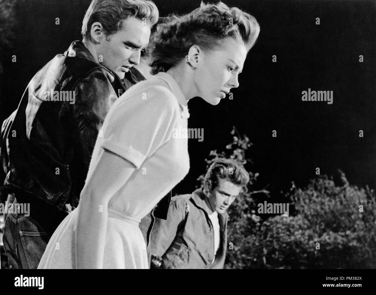James Dean, Dennis Hopper and Natalie Wood 'Rebel Without a Cause' 1955 Warner   File Reference # 1140 006THA Stock Photo