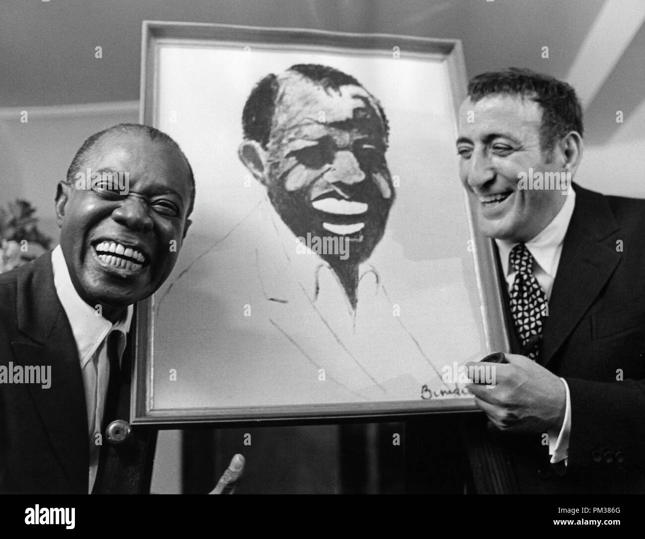 Tony Bennett presenting Louis Armstrong a portrait that Tony drew of Louis, 1970.   File Reference # 1160 002THA © JRC /The Hollywood Archive - All Rights Reserved Stock Photo