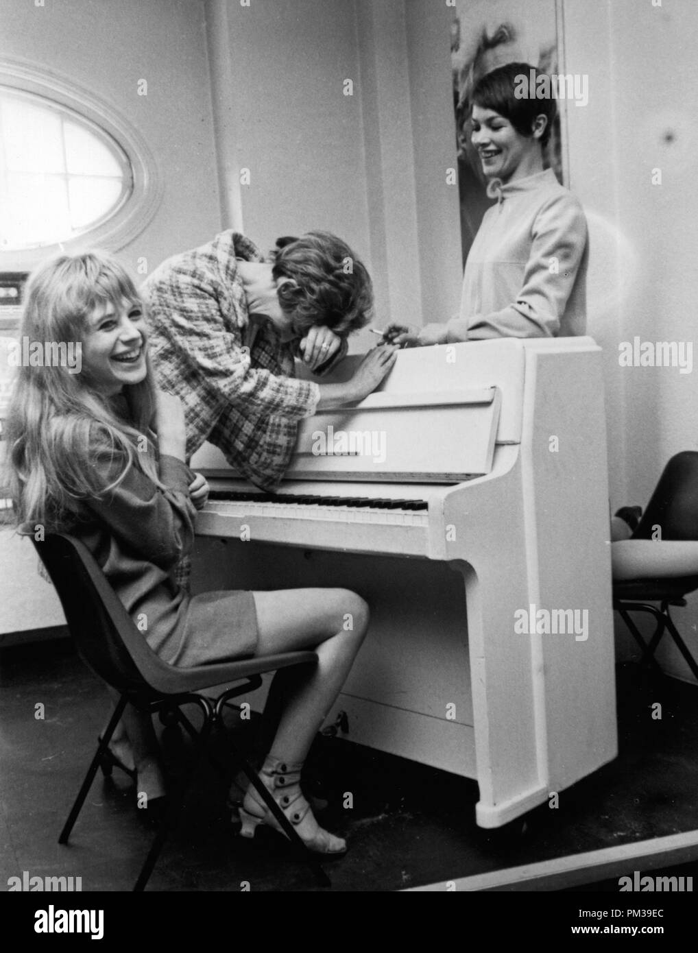 Marianne Faithfull, Glenda Jackson and Avril Elgar at rehearsals for the play, 'The Three Sisters' 1967 © JRC /The Hollywood Archive - All Rights Reserved  File Reference # 1295 021THA Stock Photo