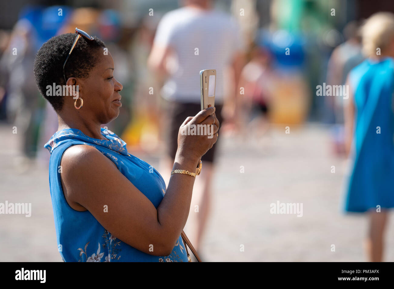 Black woman taking pictures hi-res stock photography and images - Alamy