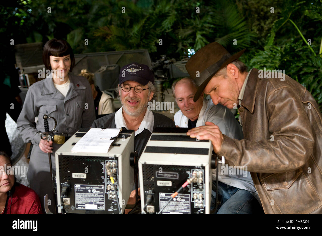 Indiana Jones and the Kingdom of the Crystal Skull Year: 2008 USA Director:  Steven Spielberg Karen Allen , Steven Spielberg Shooting picture Stock  Photo - Alamy