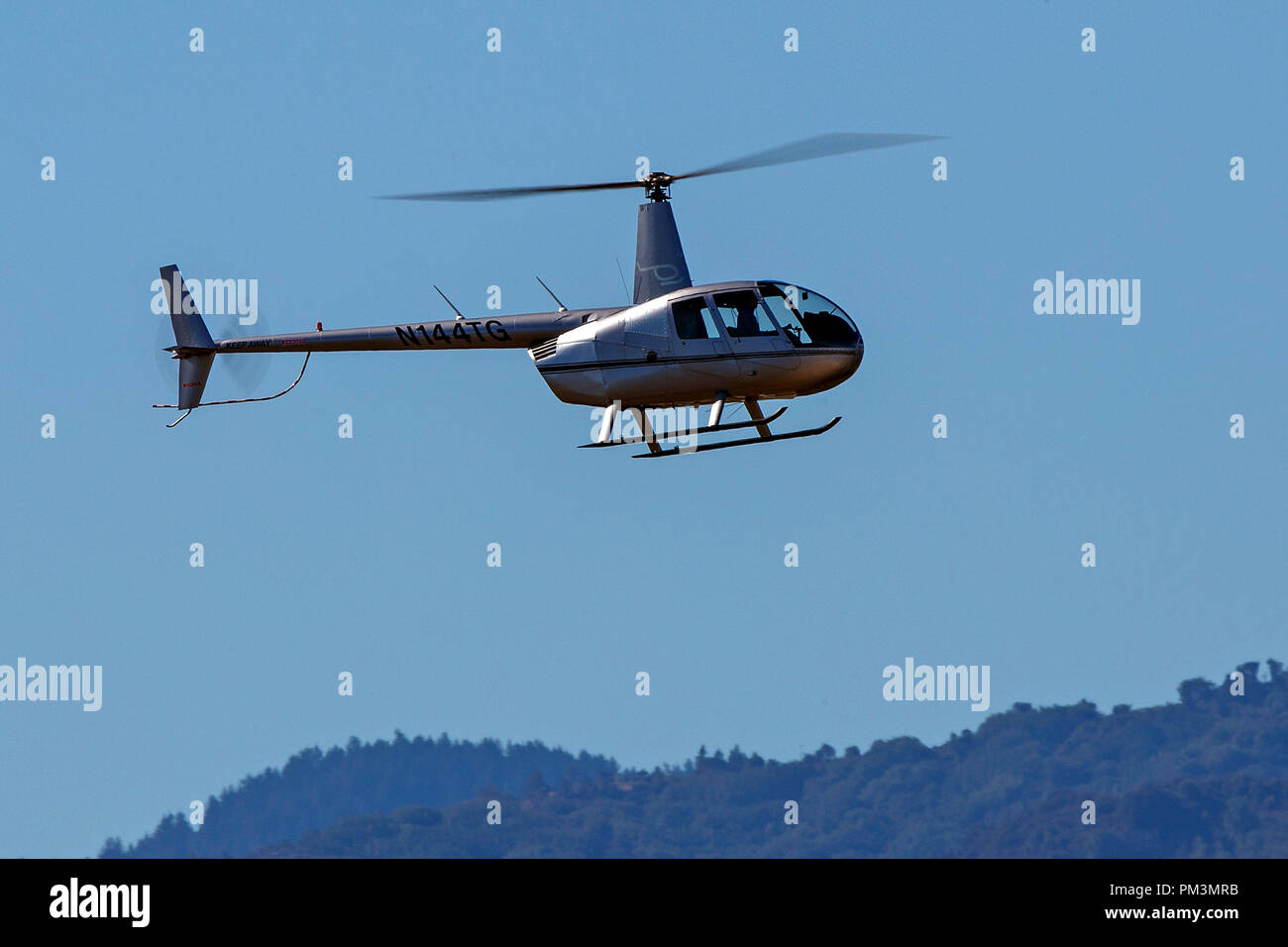 Robinson Helicopter R44 II (N144TG) on approach to Palo Alto Airport ...