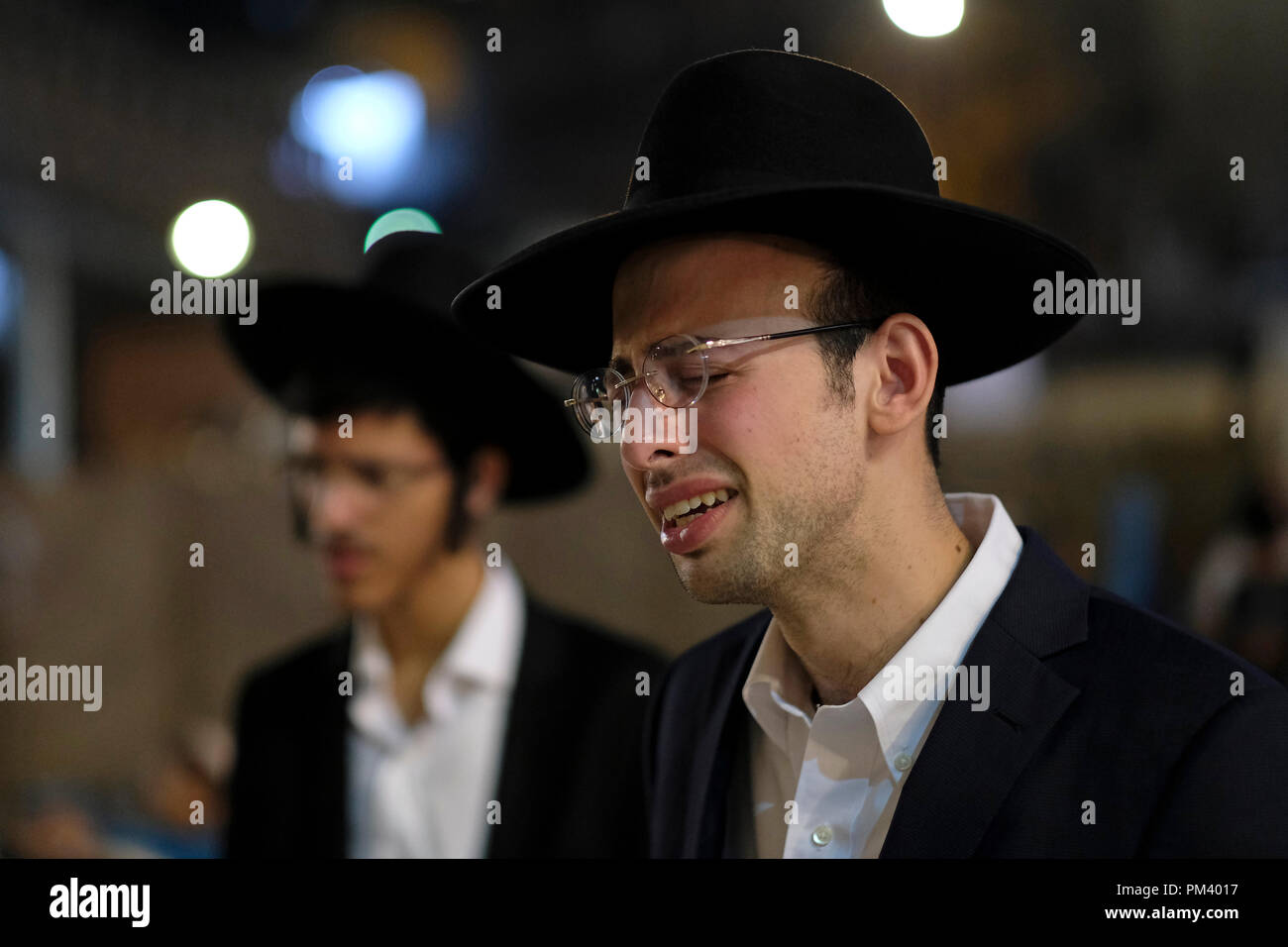 Ikki erkak uxlab yotgan ayolni sikishdi