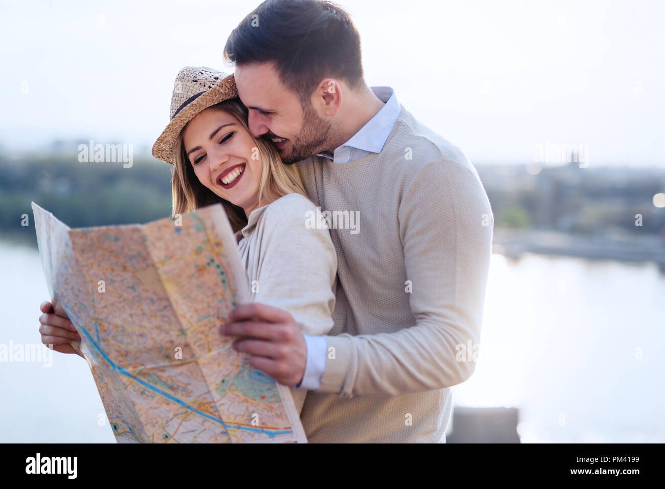 Couple looking at a city map hi-res stock photography and images - Alamy
