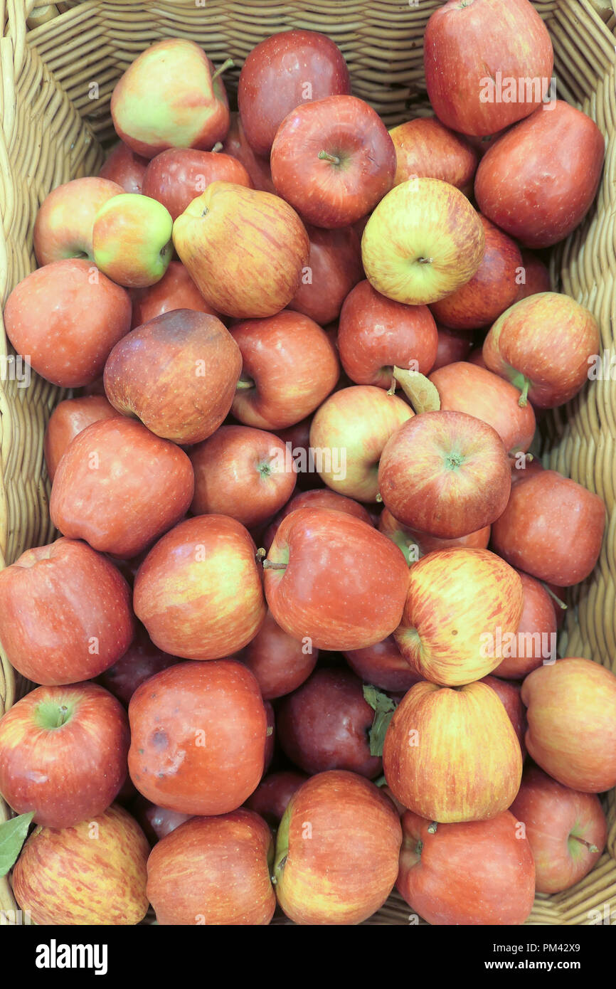 Ripe apples at a market Stock Photo - Alamy