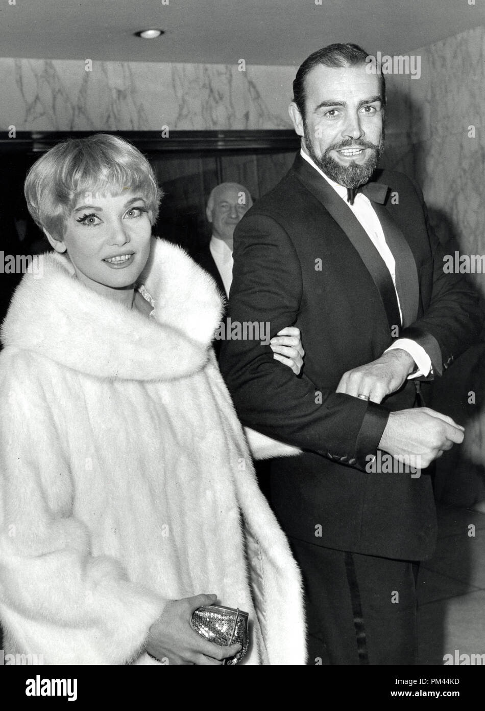 Sean Connery and his wife Diane Cilento, December1964. File Reference #1025  009THA © JRC /The Hollywood Archive - All Rights Reserved Stock Photo -  Alamy