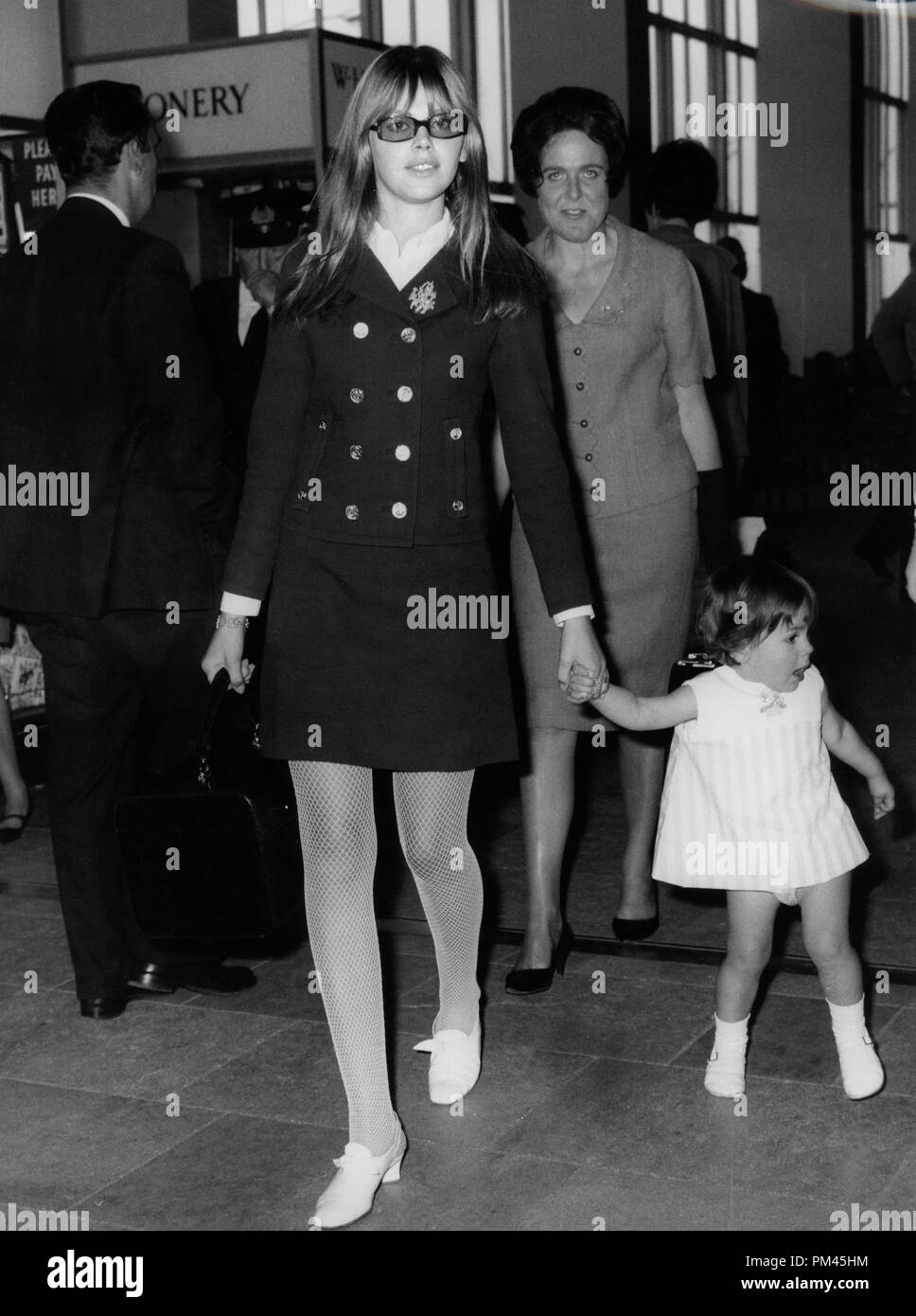 Britt Ekland holding hands with daughter Victoria,1966. File Reference #1035 020THA © JRC /The Hollywood Archive - All Rights Reserved. Stock Photo