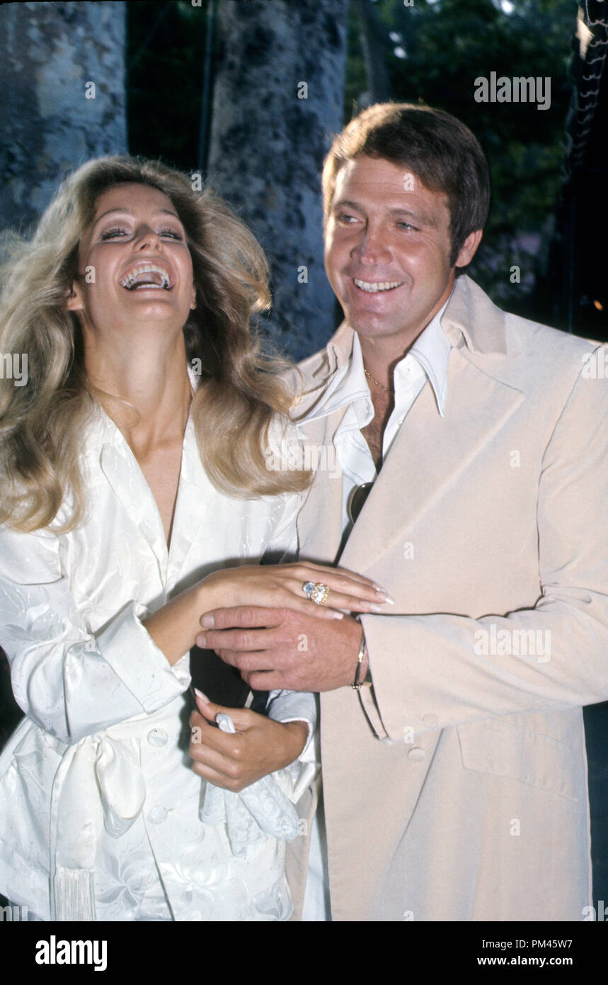 Farrah Fawcett and Lee Majors, circa 1973. File Reference #1044 005THA ©  JRC /The Hollywood Archive - All Rights Reserved Stock Photo - Alamy