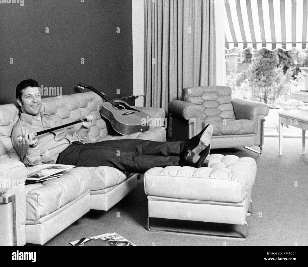 Tom Jones at home, July 23,1967. File Reference #1063 003THA © JRC /The Hollywood Archive - All Rights Reserved. Stock Photo