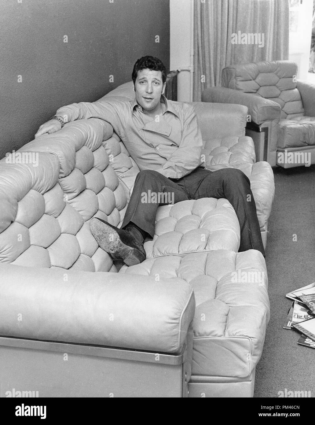 Tom Jones at home, July 21,1967. File Reference #1063 005THA © JRC /The Hollywood Archive - All Rights Reserved. Stock Photo