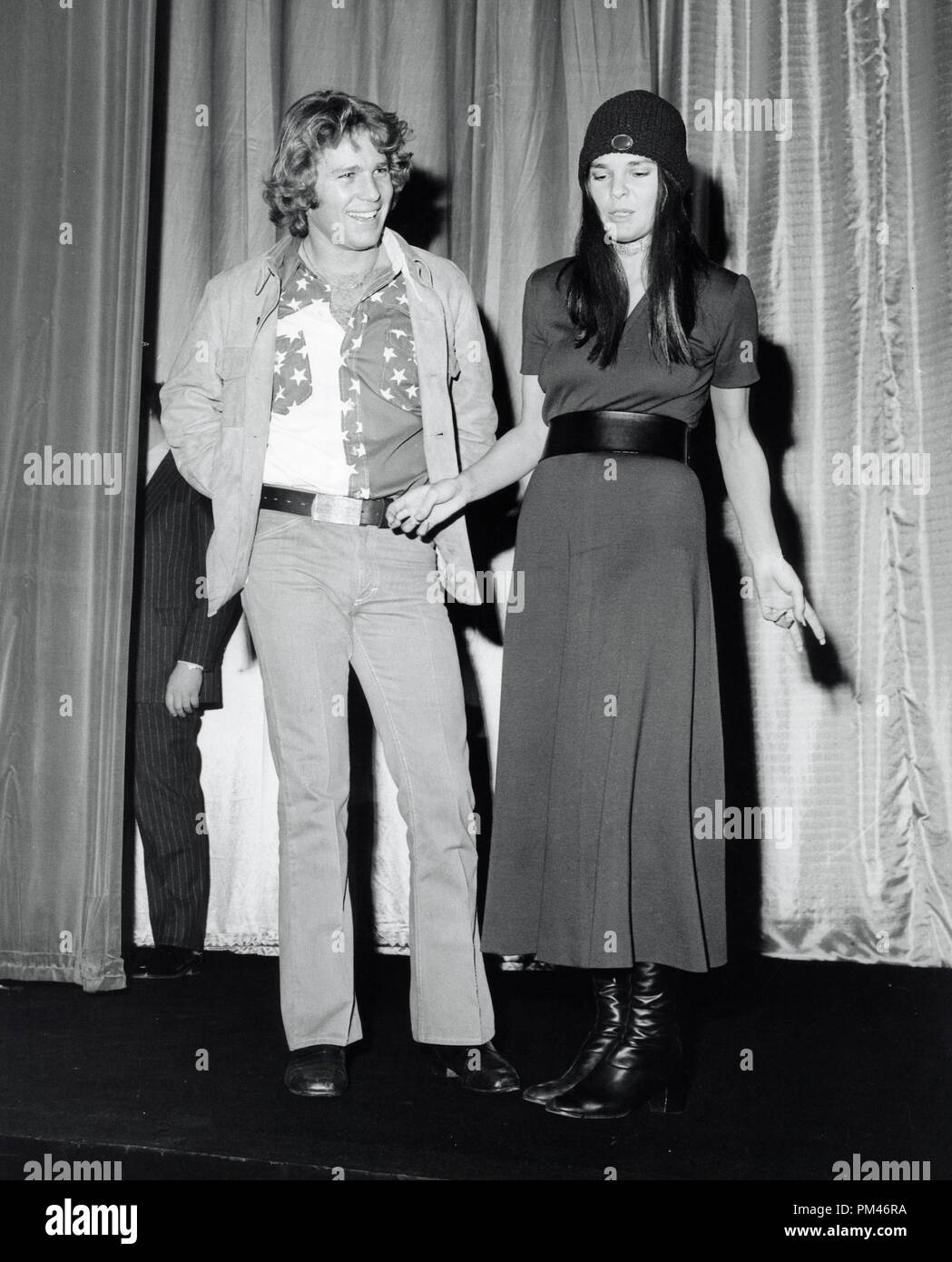 Ryan O'Neal and Ali MacGraw,1971. File Reference #1087 003THA © JRC /The Hollywood Archive - All Rights Reserved. Stock Photo
