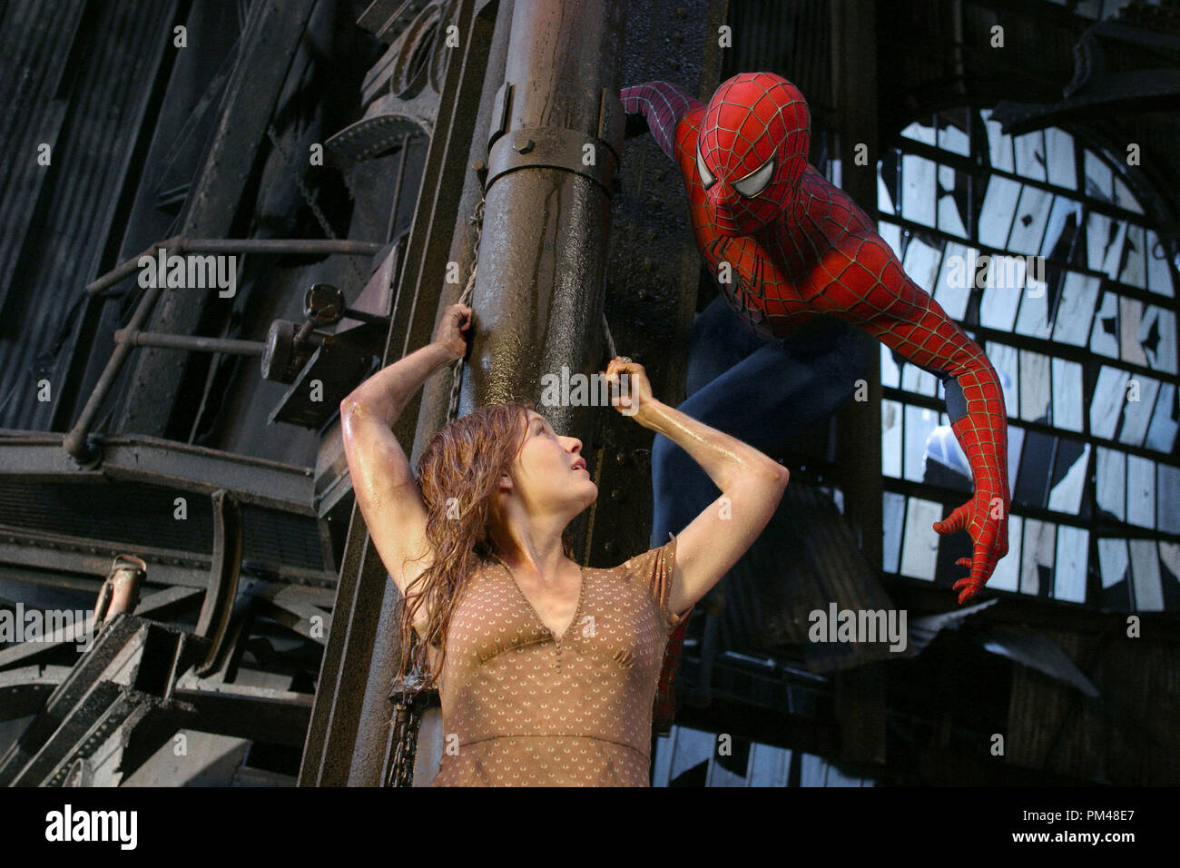 Spider-Man 2 Kirsten Dunst (Mary Jane Watson) and Tobey Maguire (Peter Parker/Spider-Man)  © 2004 Columbia / Sony Pictures Stock Photo