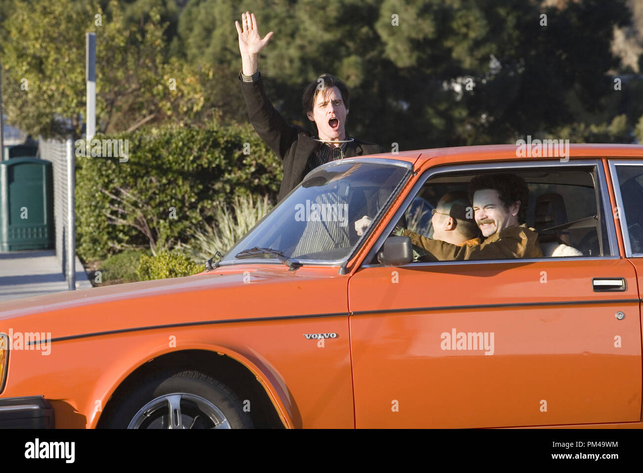 (L-r) Carl (JIM CARREY) shouts as his friends Lee (AARON TAKAHASHI) and Rooney (DANNY MASTERSON) look on in Warner Bros. Pictures' and Village Roadshow's comedy 'Yes Man,' distributed by Warner Bros. Pictures. Stock Photo