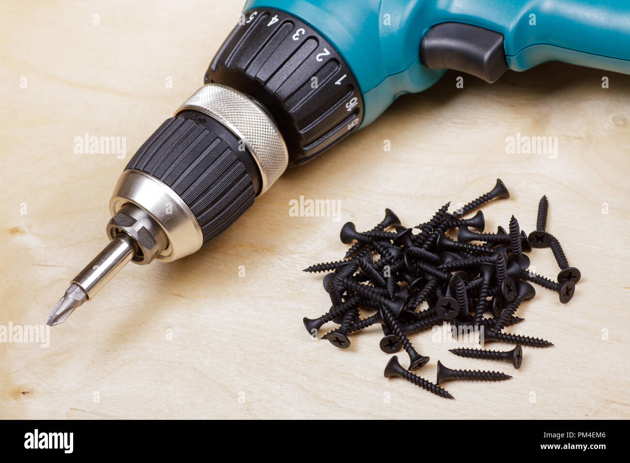 cordless-drill-with-screws-diy-background-PM4EM6.jpg