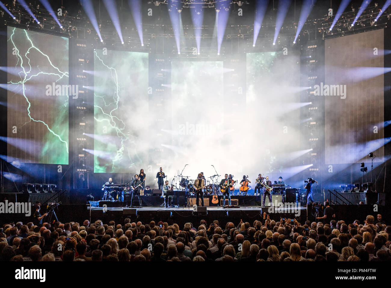 Elo In Concert Jeff lynne elo hi-res stock photography and images - Alamy