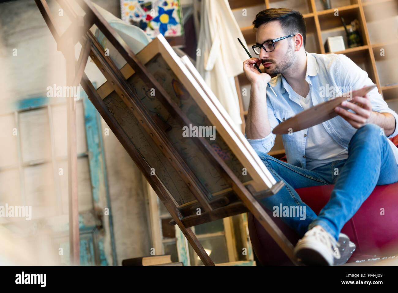 Artist easel hi-res stock photography and images - Alamy