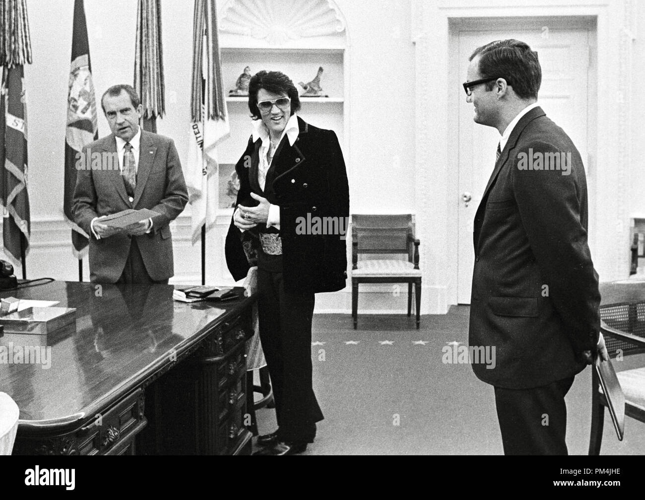 President Richard Nixon meets with Elvis Presley December 21, 1970 at the White House. Photo by Ollie Atkins / NARA   File Reference # 1003 776THA Stock Photo