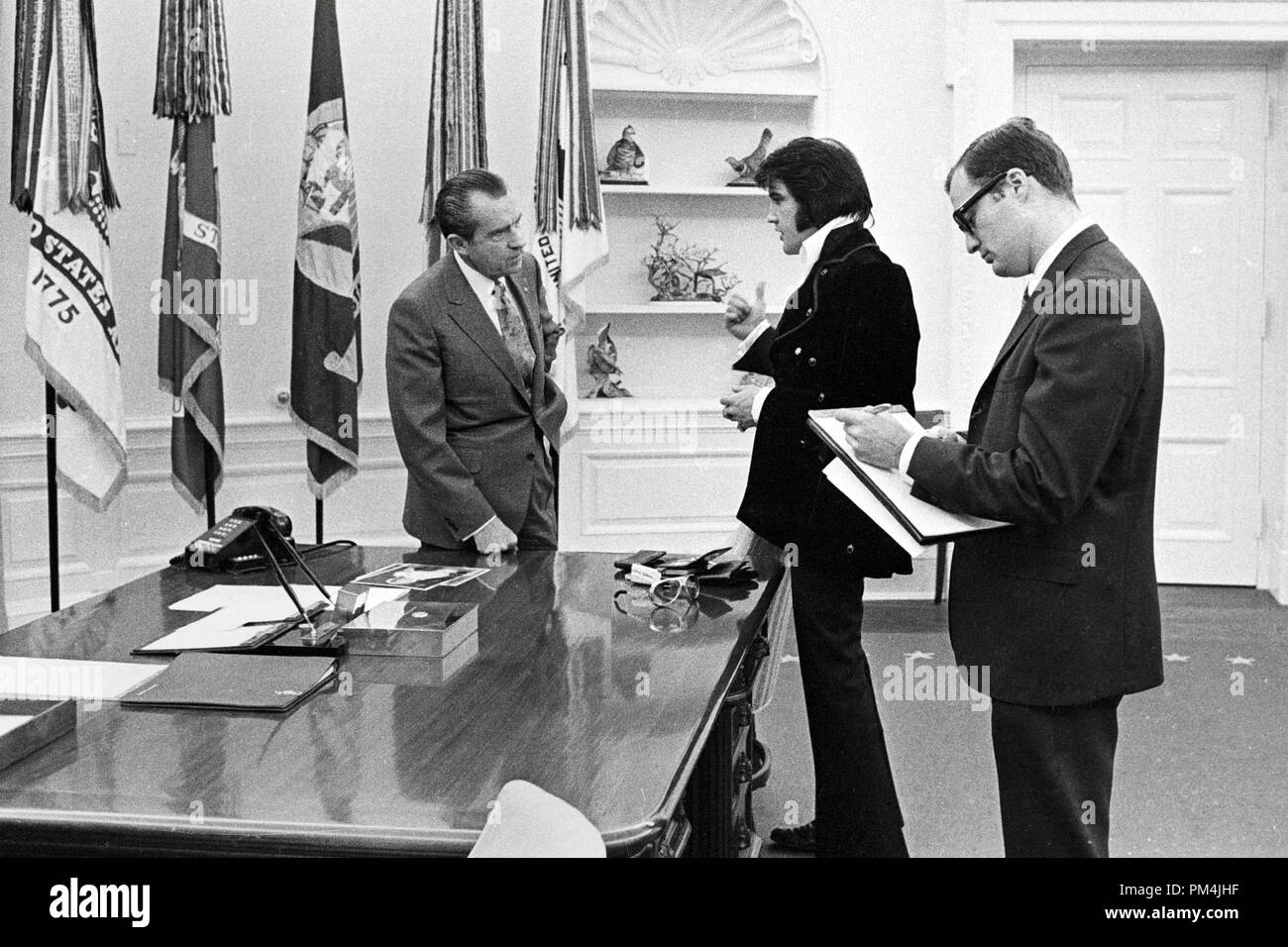 President Richard Nixon meets with Elvis Presley December 21, 1970 at the White House. Photo by Ollie Atkins / NARA   File Reference # 1003 777THA Stock Photo