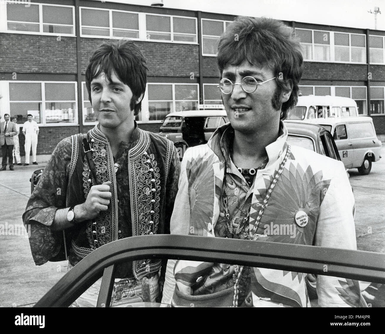 Beatles John Lennon and Paul McCartney,  London1967.  File Reference #1013 001 THA © JRC /The Hollywood Archive - All Rights Reserved. Stock Photo