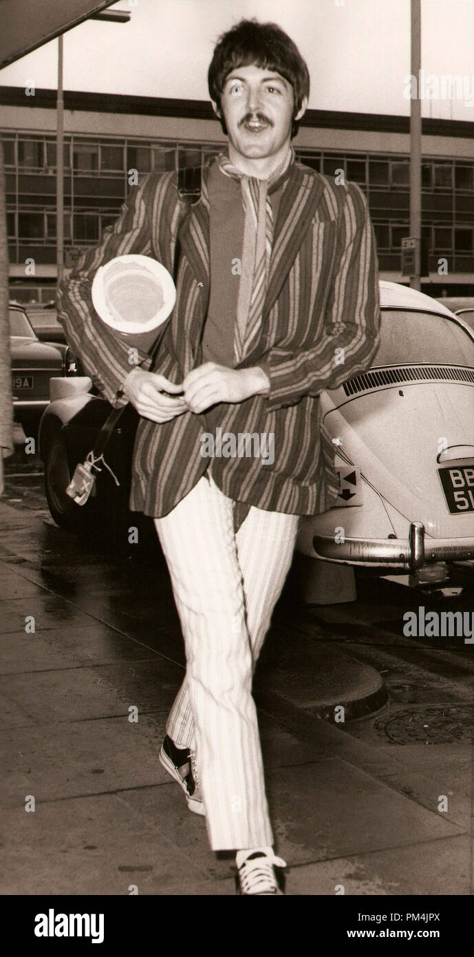 Paul mccartney 1967 hi-res stock photography and images - Alamy