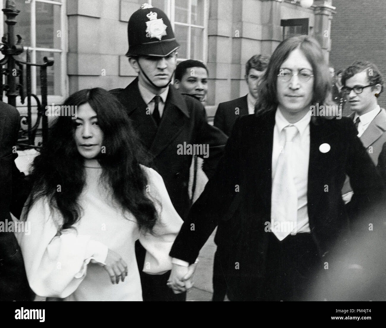 Beatle John Lennon and Yoko Ono in London, November1968. File Reference #1013 033 THA © JRC /The Hollywood Archive - All Rights Reserved. Stock Photo
