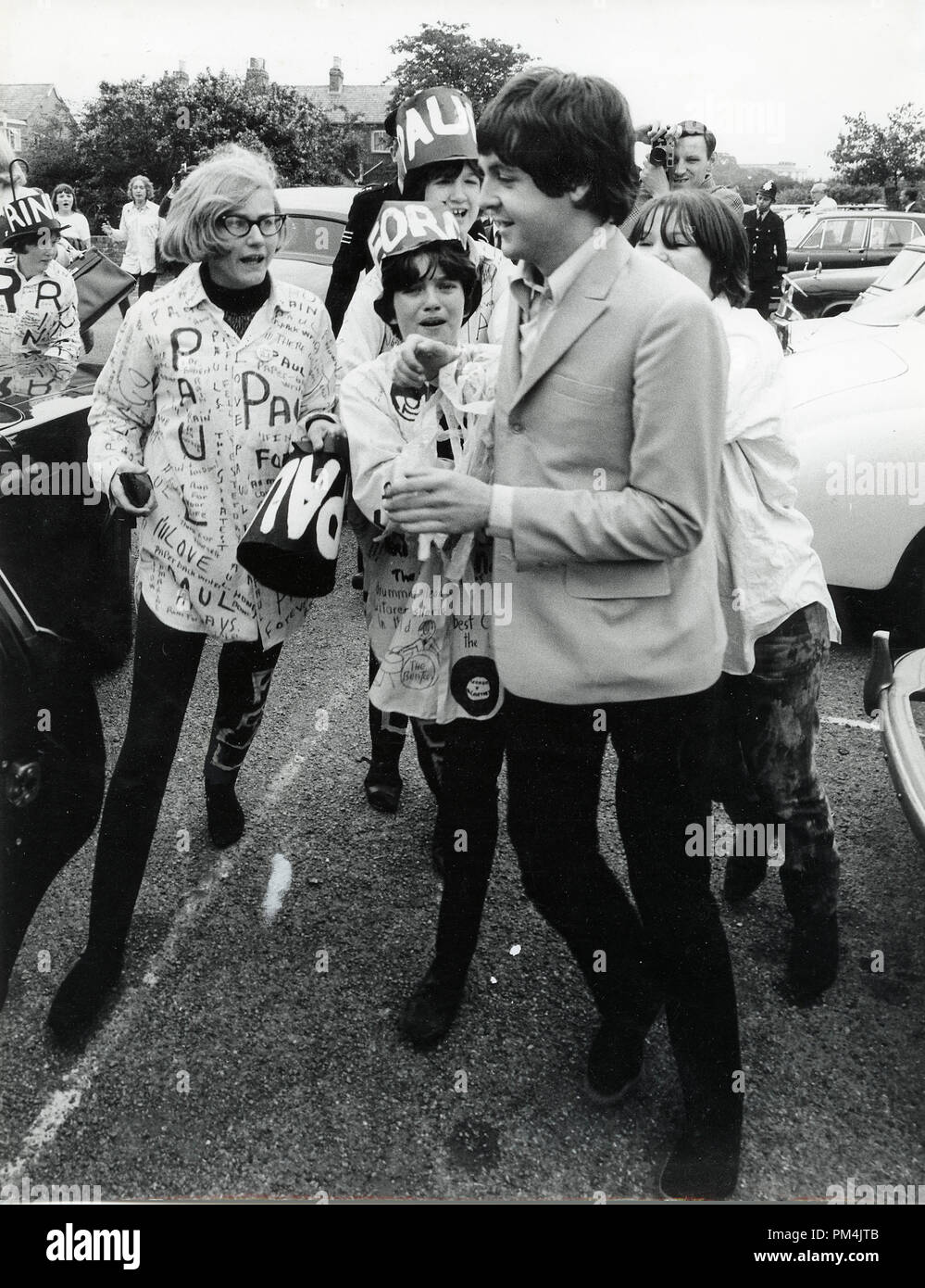 Beatle Paul McCartney with fans, July1966. File Reference #1013 040 THA © JRC /The Hollywood Archive - All Rights Reserved. Stock Photo