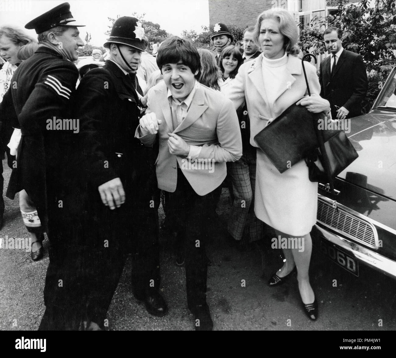 Beatle Paul McCartney escaping from his devoted fans stationed at the Airpot, August,1966. File Reference #1013 057 THA © JRC /The Hollywood Archive - All Rights Reserved. Stock Photo