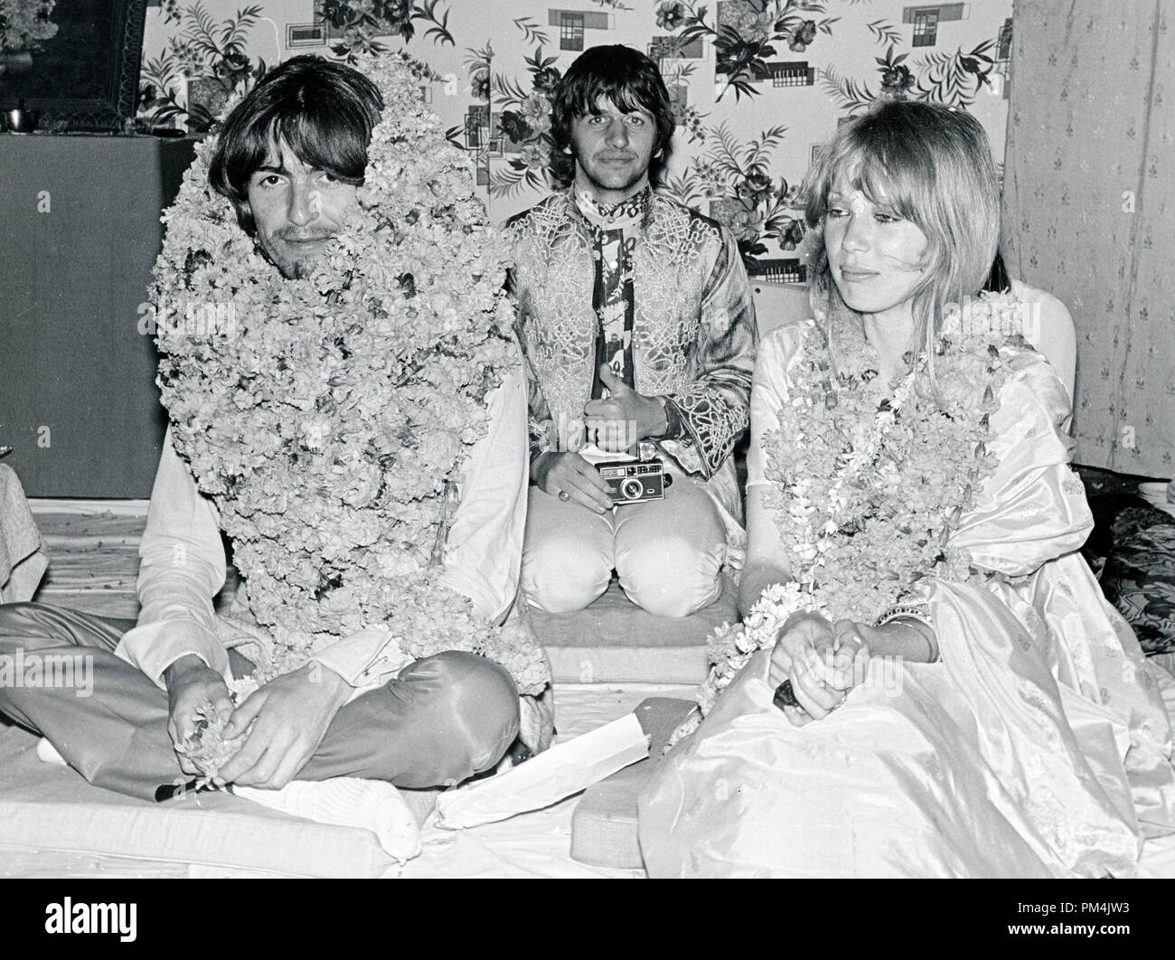 Beatles George Harrison and Ringo Starr along with Pattie Boyd at the Maharishi Mahesh Yogi's ashram in Rishikesh,1968. File Reference #1013 059 THA © JRC /The Hollywood Archive - All Rights Reserved. Stock Photo