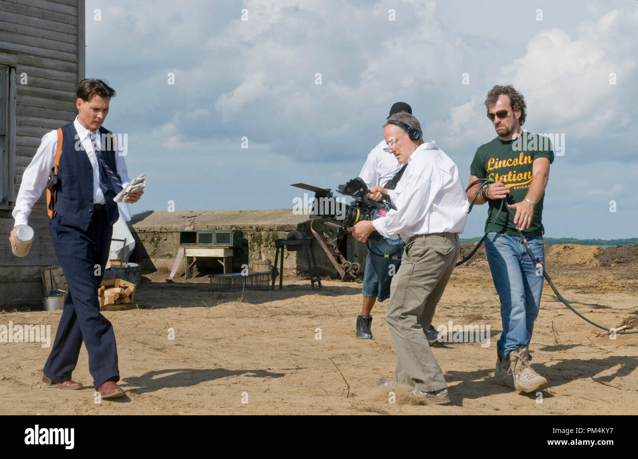  Public Enemies Director Michael Mann And Johnny Depp Stock Photo Alamy
