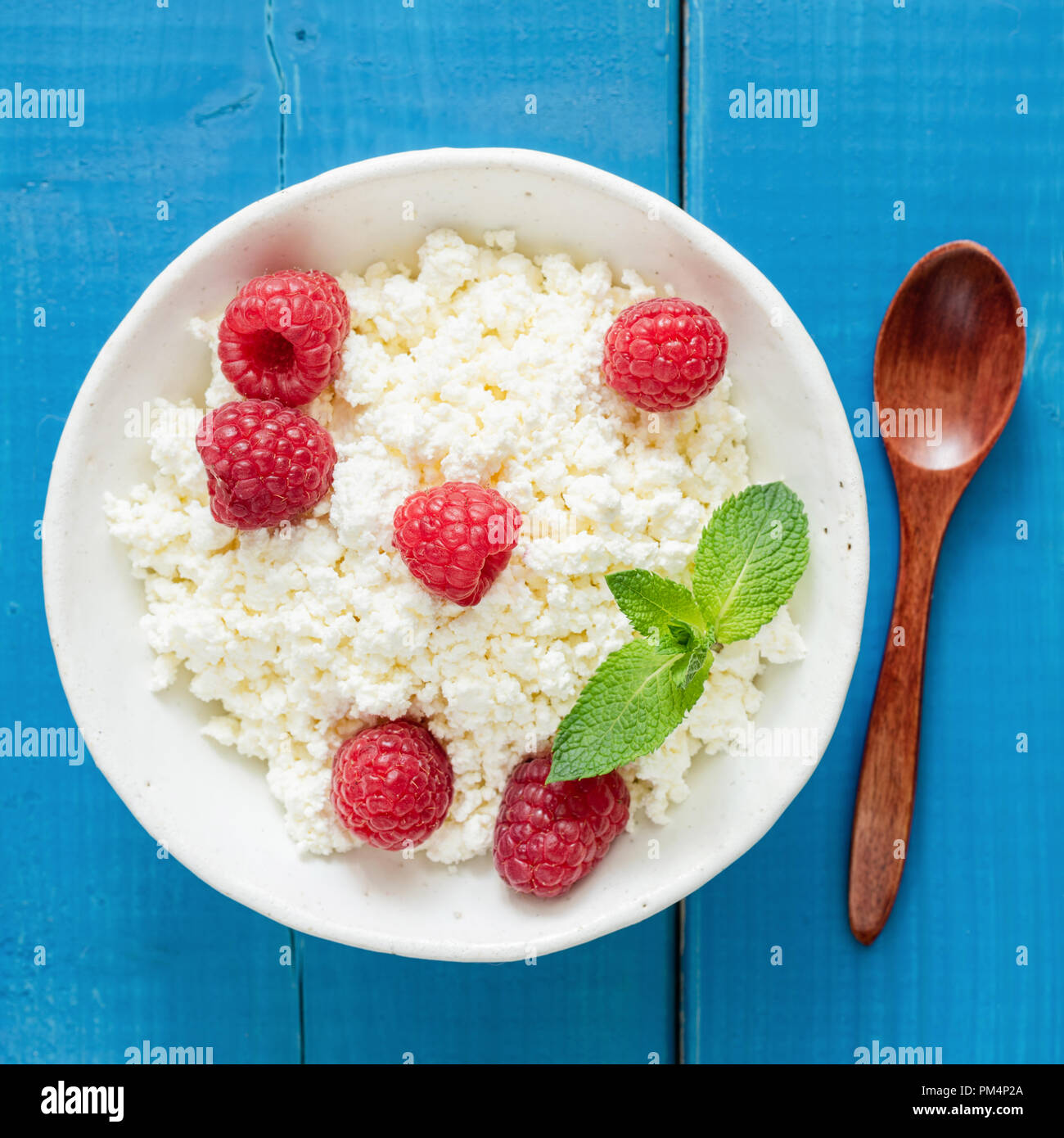 Fresh farmer's cheese, curd cheese, tvorog or ricotta with fresh berries in  blue bowl. Healthy organic dairy product Stock Photo - Alamy, image size:1300x1390