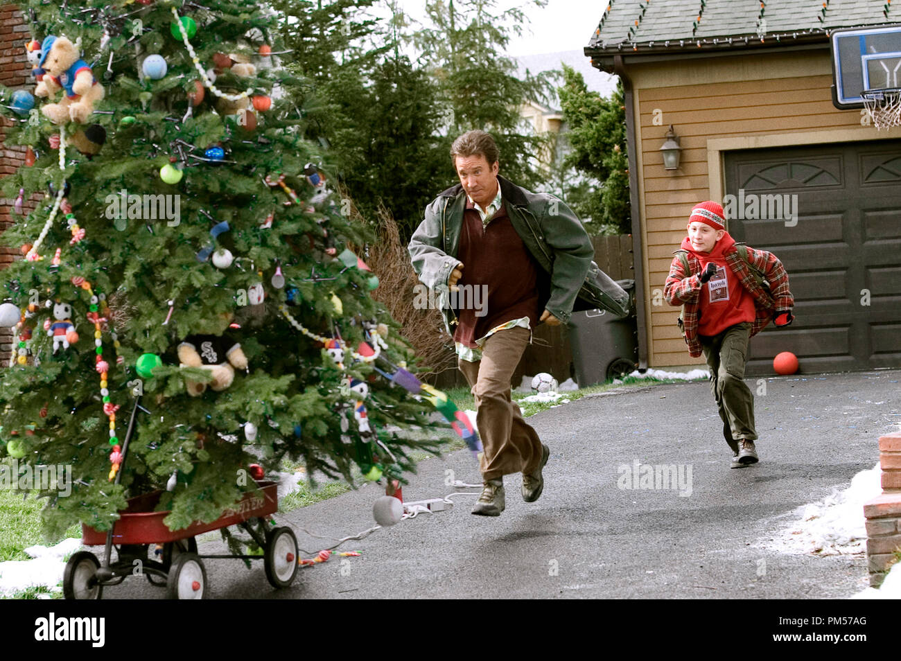 Studio Publicity Still from 'Christmas with the Kranks' Tim Allen, Erick Per Sullivan Photo credit: Zade Rosenthal 2004 Columbia  File Reference # 307351653THA  For Editorial Use Only -  All Rights Reserved Stock Photo