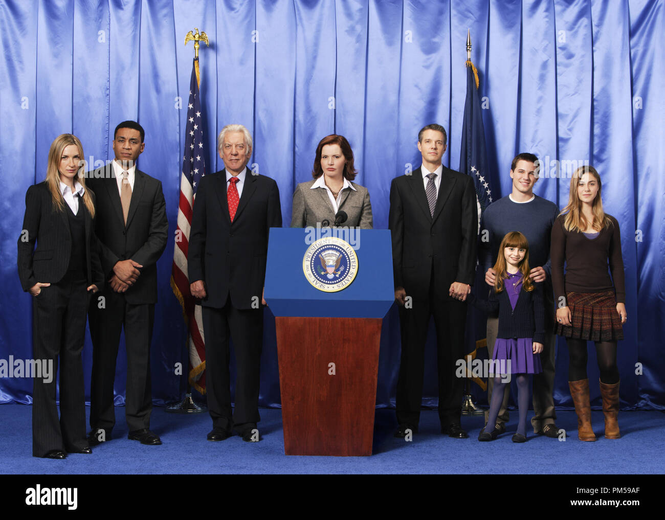 Studio Publicity Still from 'Commander in Chief' Ever Carradine, Harry J. Lennix, Donald Sutherland, Geena Davis, Kyle Secor, Jasmine Jessica Anthony, Matt Lanter, Caitlin Wachs 2005 Photo by Bob D'Amico   File Reference # 307362252THA  For Editorial Use Only -  All Rights Reserved Stock Photo