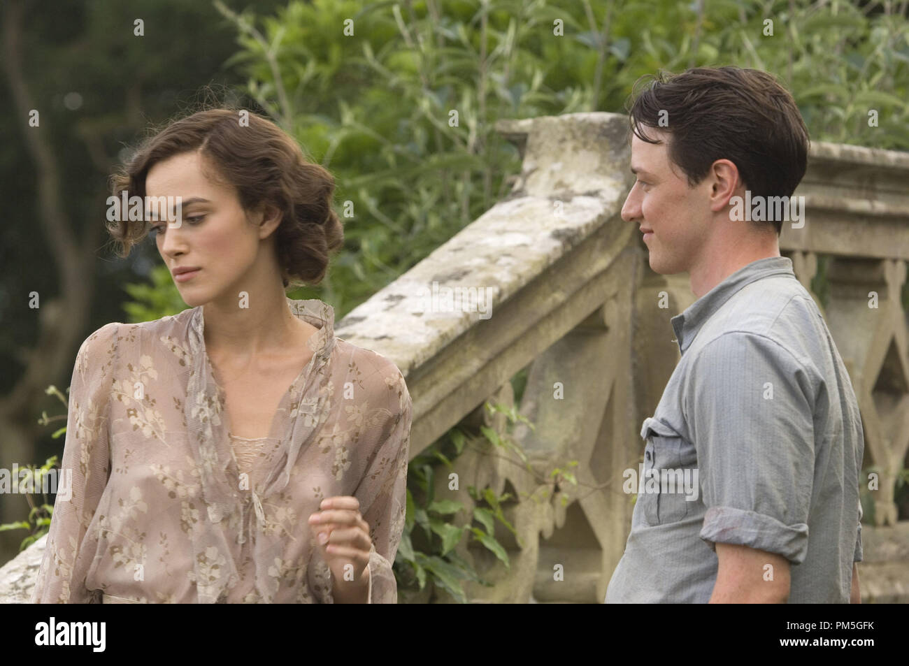 Film Still from 'Atonement' Keira Knightley, James McAvoy © 2007 Focus Features Photo credit: Alex Bailey   File Reference # 30738256THA  For Editorial Use Only -  All Rights Reserved Stock Photo