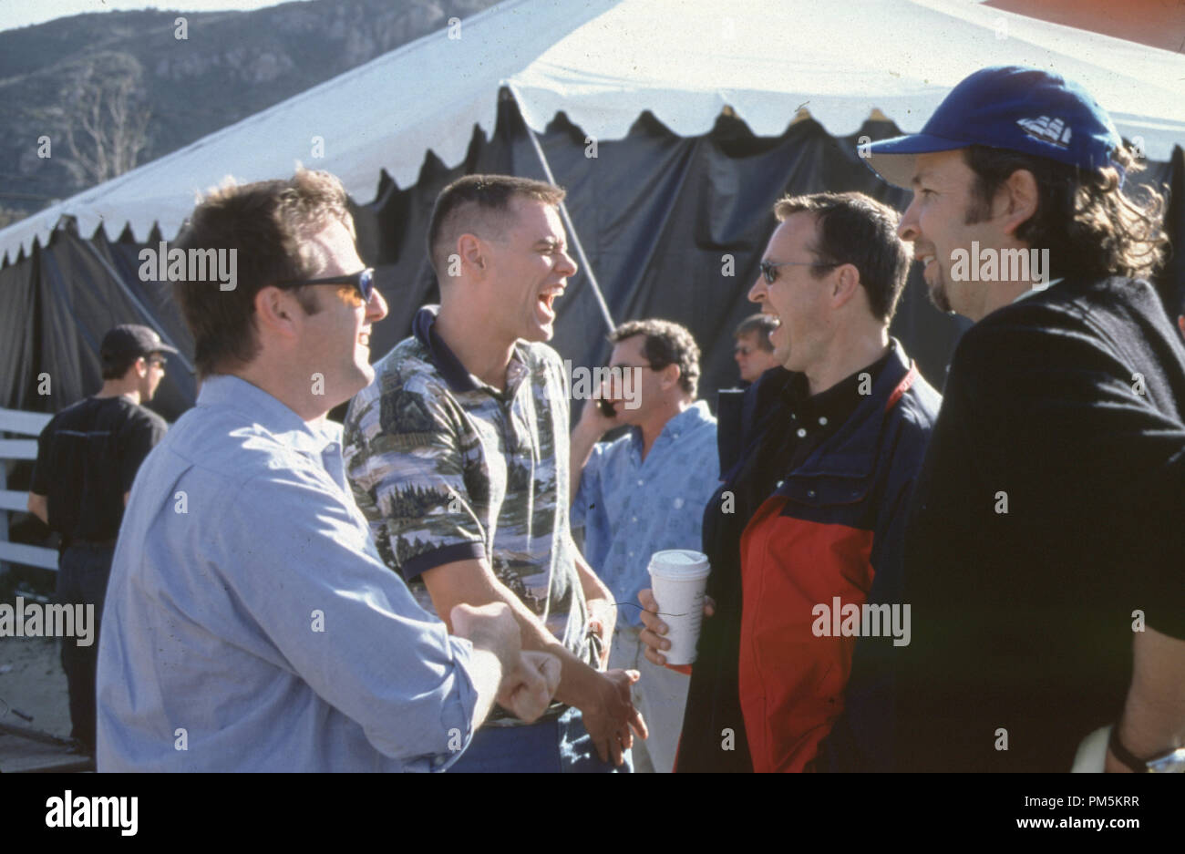 Film Still / Publicity Stills from 'Me, Myself and Irene'  Producer Bradley Thomas, Jim Carrey, and director's Bobby and Peter Farrelly © 2000 20th Century Fox Photo Credit: Melinda Sue Gordon File Reference # 30846375THA  For Editorial Use Only -  All Rights Reserved Stock Photo