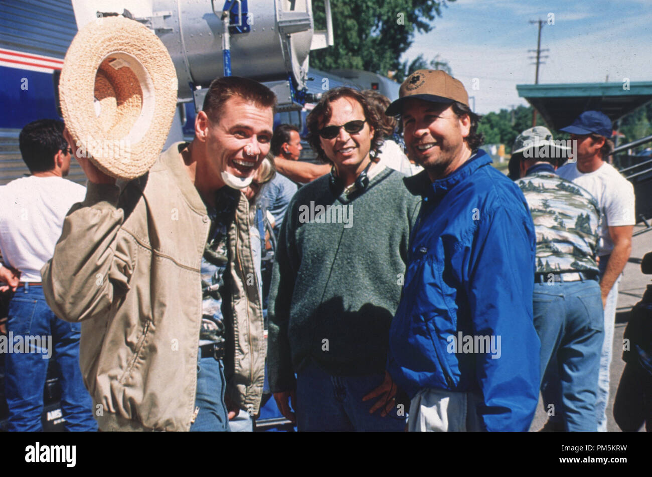 Film Still / Publicity Stills from 'Me, Myself and Irene'  Jim Carrey with director's Bobby and Peter Farrelly © 2000 20th Century Fox Photo Credit: Melinda Sue Gordon File Reference # 30846376THA  For Editorial Use Only -  All Rights Reserved Stock Photo