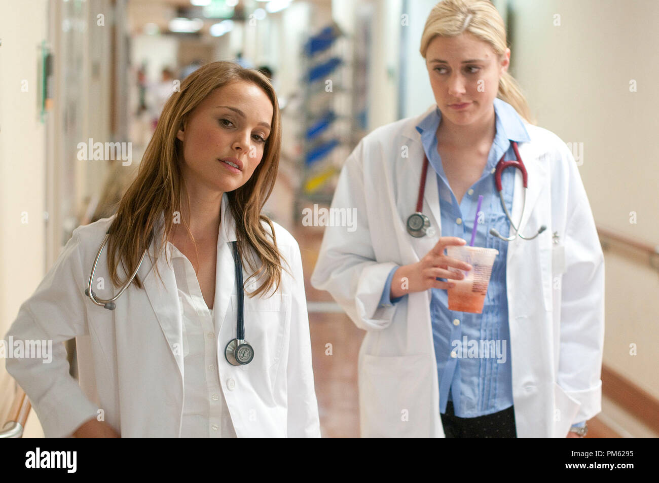 Left to right: Natalie Portman plays Emma and Greta Gerwig plays Patrice in NO STRINGS ATTACHED. Stock Photo
