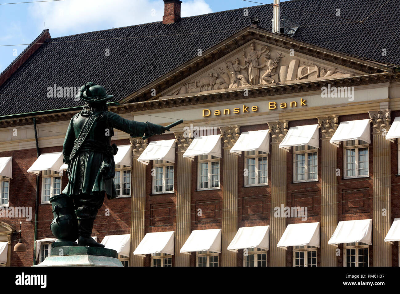 COPENHAGEN, DENMARK - SEPTEMBER 08, 2018:  Danish 17 century war hero Niels Juel points at Danske Bank’s headquarter at Holmen’s Kanal in Copenhagen. Danske Bank is the largest bank in Denmark. According to a Wall Street Journal article on September 07, 2018, the bank is currently investigating to which extend it has been used to launder money from companies related to Russia and is examining transactions to a value of $150 billion that flowed through its small branch in Estonia. (Photo by Ole Jensen/Alamy) Stock Photo